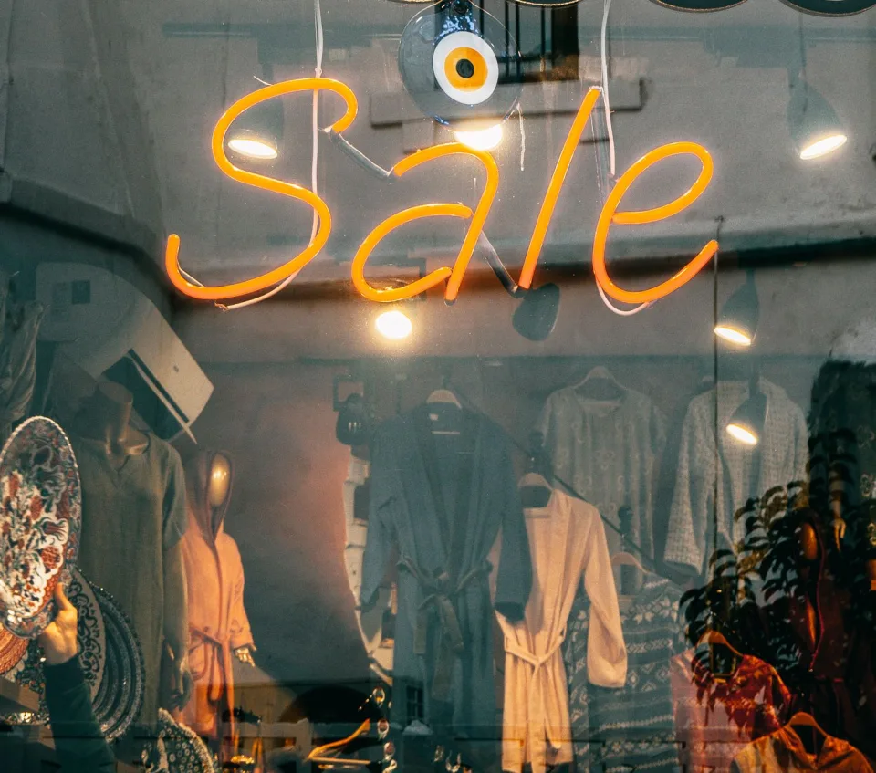 Khách ghé chọn đồ tại Bông Clothings